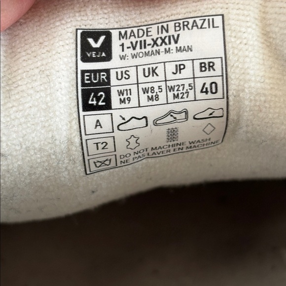 Veja V-90 Sneakers - Picture 8 of 8